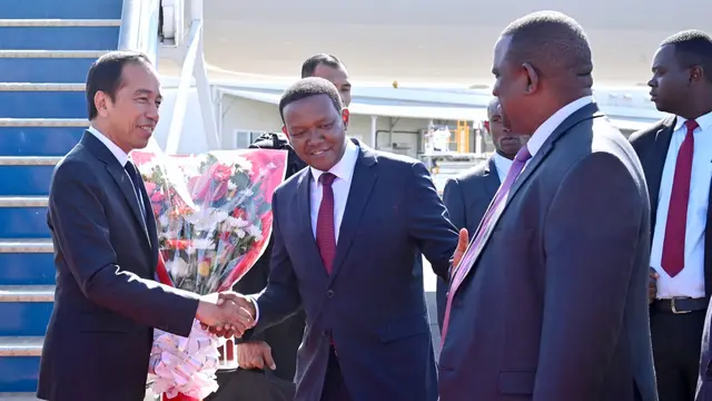 Presiden Jokowi saat tiba di Kenya, Minggu (20/8/2023). (Muchlis Jr - Biro Pers Sekretariat Presiden)