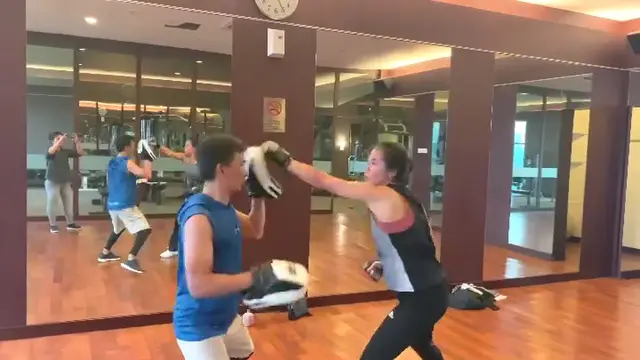 Pevita Pearce Latihan Gulat MMA