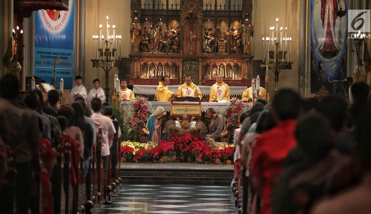 Uskup Agung Jakarta Mgr Ignatius Suharyo memimpin  misa Natal di Gereja Katedral, Jakarta, Selasa (25/12). Natal tahun 2018 di Gereja Katedral Jakarta diselenggarakan dengan mengusung tema Yesus Kristus Hikmat Bagi Kita. (Liputan6.com/Faizal Fanani)