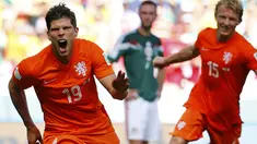 Klaas-Jan Huntelaar (kiri) menjadi penyelamat Timnas Belanda di laga 16 besar Piala Dunia 2014 saat berlaga melawan Meksiko di Stadion Castelao, Fortaleza, (29/6/2014). (REUTERS/Dominic Ebenbichler)
