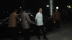 Presiden Jokowi menjenguk BJ Habibie yang dirawat di Rumah Sakit Pusat Angkatan Darat (RSPAD) Gatot Soebroto, Jakarta, (28/10/2014). (Liputan6.com/Herman Zakharia)