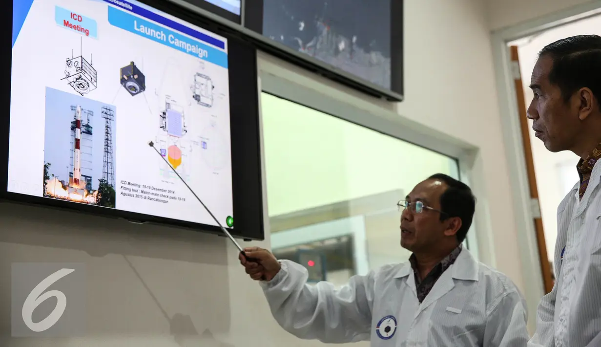 Presiden Jokowi mendengarkan penjelasan staf terkait satelit Ekuatorial pertama Indonesia, Lapan A2 di Pusat Teknologi Satelit Lapan, Bogor, Kamis (3/9/2015). Satelit tersebut nantinya akan segera diberangkatkan ke India. (Liputan6.com/Faizal Fanani)