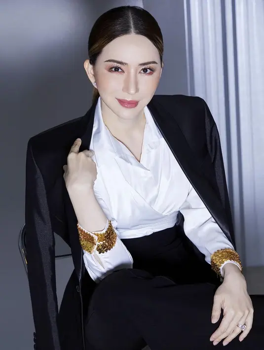 Ia adalah seorang Businesswoman CEO JKN Global Group. Gayanya kerap 'meneriakkan' kemewahan. Seperti aksen emas yang melambangkan kekayaan, saat ia memakai setelan jas dan hiasan emas di pergelangan tangan kemejanya. [annejkn.official]