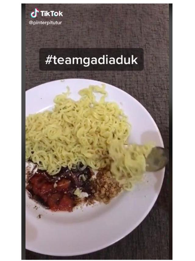 6 Potret Makan Mi Goreng Tidak Diaduk Ini Nyeleneh