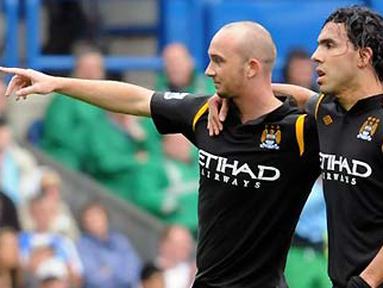 Gelandang Manchester City, Stephen Ireland merayakan golnya bersama Carlos Tevez dalam partai Liga Premier antara Blackburn Rovers versus Manchester City di Ewood Park, Blackburn, 15 Agustus 2009. AFP PHOTO/Martin Elliot
