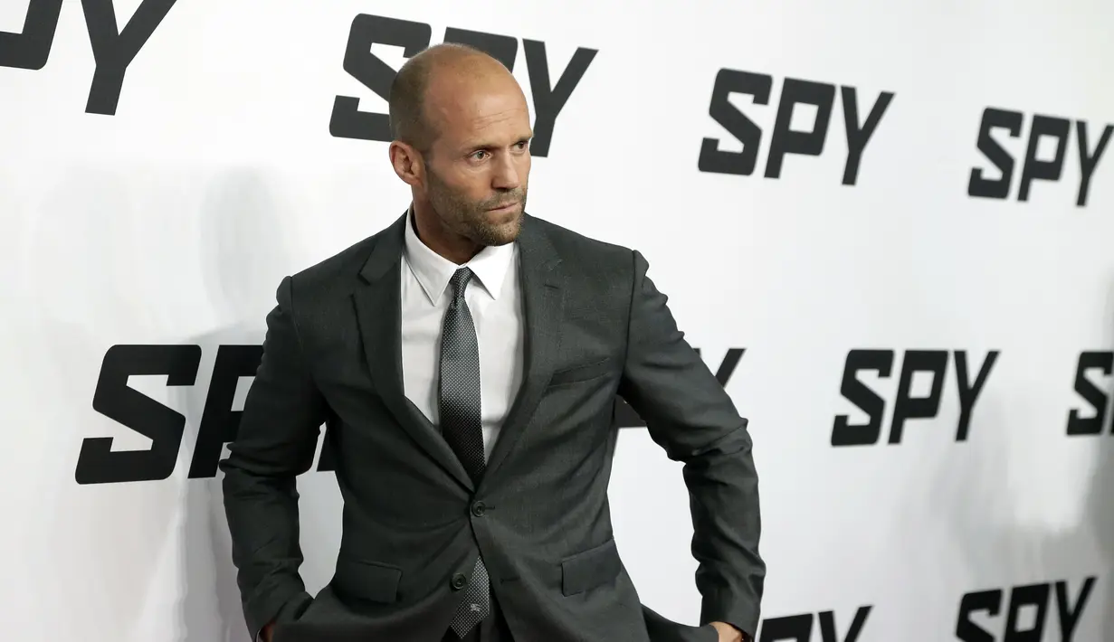 Jason Statham memang terkenal dengan adegan berbahaya, di film ‘Expendables 3’ aktor tampan ini mengendarai truk dan remnya tidak berfungsi. Lawan mainnya, Sylvester Stallone menyuruhnya untuk keluar dari mobil atau ia akan tenggelam. (Bintang/EPA)