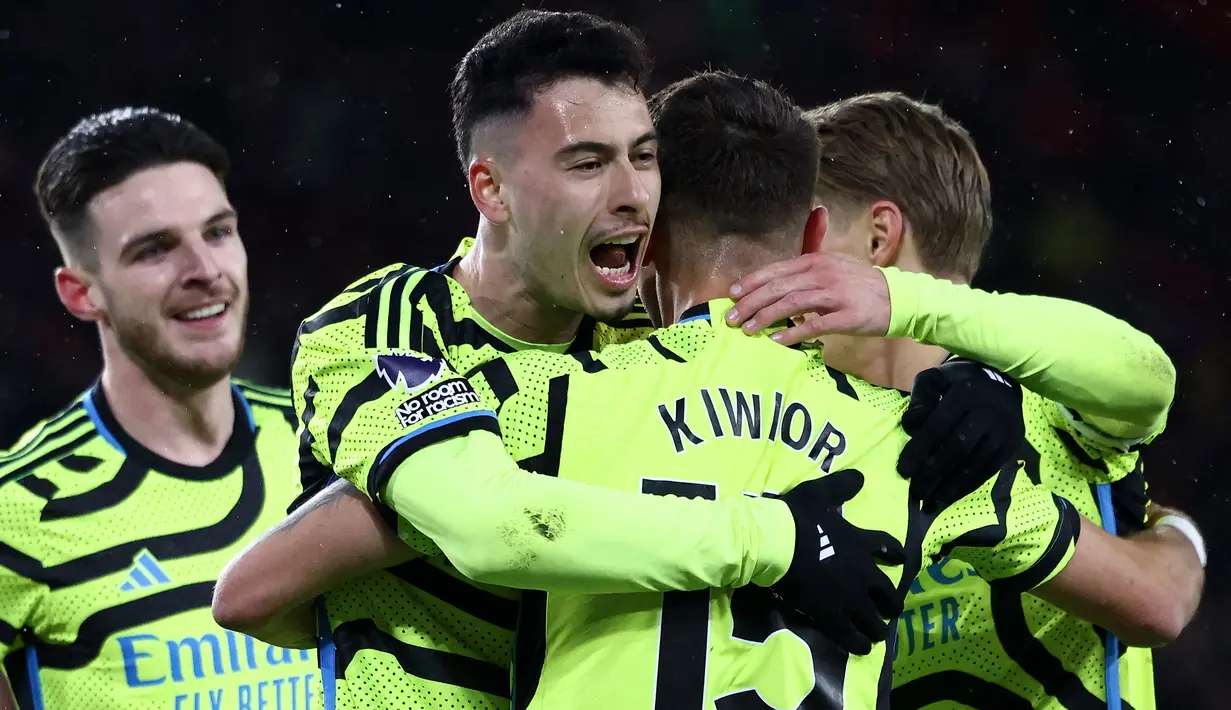 Kemenangan tandang terbaru alias ketiga beruntun dengan selisih lima gol lebih baru saja ditorehkan Arsenal saat kembali menang 6-0 atas tuan rumah Sheffield United pada laga pekan ke-27 di Bramall Lane Stadium (4/3/2024). Tak ada nama Bukayo Saka dalam daftar pencetak gol, namun sang pemain justru sukses mencetak dua assist. Keenam gol The Gunners dicetak oleh Martin Odegaard (5'), bunuh diri Jayden Bogle (13'), Gabriel Martinelli (15'), Kai Havertz (25'), Declan Rice (39') dan Ben White (38). (AFP/Darren Staples)