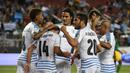 Pemain Uruguay merayakan gol bunuh diri pemain Jamaika, Je-Vaughn Watson, dalam laga Grup C Copa America Centenario 2016 di Stadion Levis, California, AS, Selasa (14/6/2016) WIB. (AFP/Mark Ralston)