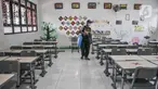 Petugas menyemprotkan disinfektan pada salah satu ruang kelas di SD Negeri Malaka Jaya 07 Pagi, Jakarta, Kamis (26/8/2021). Pemprov DKI berencana membuka kembali sekolah untuk pembelajaran tatap muka terbatas pada Senin (30/8) setelah status PPKM turun ke level 3. (merdeka.com/Iqbal S Nugroho)