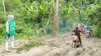 Wakil Bupati Bone Bolango Merlan S. Uloli menyaksikan langsung perjuangan warga Kecamatan Pinogu (Arfandi/Liputan6.com)
