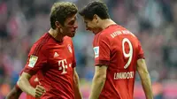 Dua pemain Bayern Munchen, Thomas Muller (kiri) dan Robert Lewandowski (kanan). (AFP PHOTO / Christof Stache)