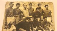 Timnas Indonesia 1970-an bersama Presiden RI Kedua Soeharto, Sucipto Suntoro (nomor dua dari kanan setengah membungkuk). (Repro dokumen pribadi)