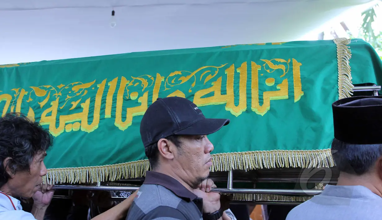 Sejumlah orang mengusung keranda berisi jenazah Ferrasta Soebardi atau yang dikenal sebagai Pepeng di rumah duka di kediamannya di kawasan Cinere, Depok, Rabu (6/5/2015). Pepeng meninggal dunia di usia 60 tahun. (Liputan6.com/Helmi Afandi)