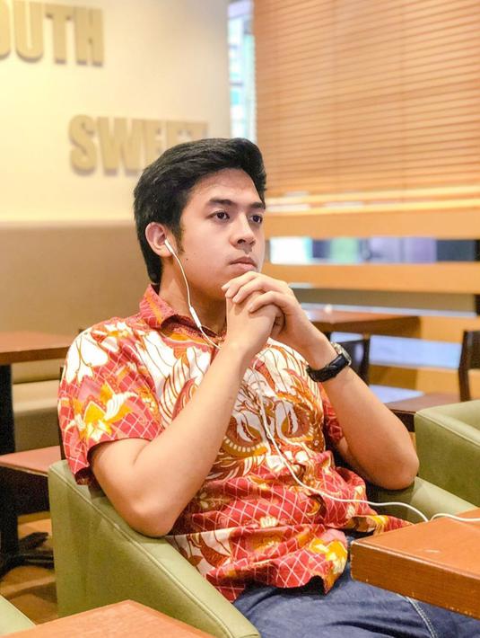 Dalam banyak vlognya, Jerome Polin kerap tampil menggunakan batik. Gayanya yang kasual membuat cowok berusia 21 tahun ini nampak sederhana dan memesona.  (Liputan6.com/IG/@jeromepolin)