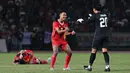 Amiruddin Bagas Kaffa Arrizqi (tengah) dari Indonesia melakukan selebrasi dengan kiper Ernando Ari Sutaryadi (kanan) setelah mengalahkan Thailand pada pertandingan final sepak bola putra di SEA Games ke-32 di Phnom Penh pada 16 Mei 2023. (MOHD RASFAN/AFP)