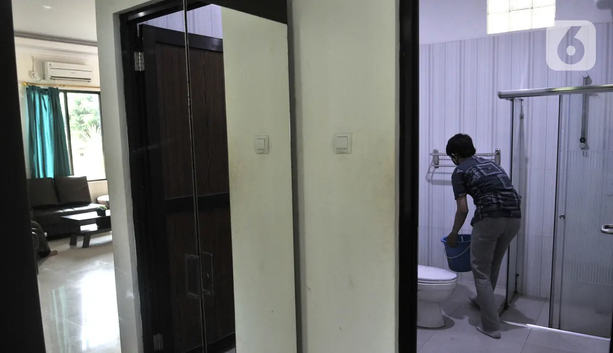 Petugas merapikan kamar yang akan dijadikan tempat tinggal sementara tenaga medis penanganan Covid-19 di SMK Negeri 57 Jakarta, Rabu (22/4/2020). Pemprov DKI menyiapkan ratusan sekolah sebagai tempat tinggal bagi tenaga medis dan lokasi isolasi pasien Covid-19. (merdeka.com/Iqbal S Nugroho)