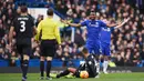 Gelandang Chelsea, John Obi Mikel mendapat teguran dari wasit usai menjatuhkan pemain Stoke. Pada laga itu wasit mengeluarkan tiga kartu kuning. (Reuters/Tony O'Brien)