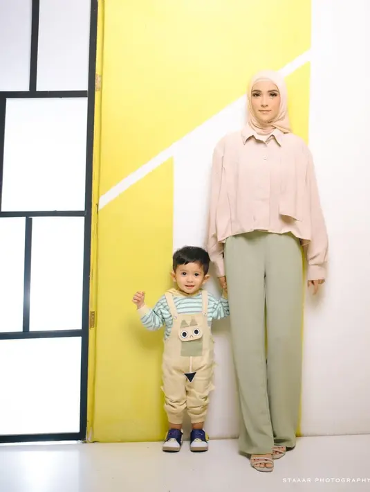 Terlepas dari itu, Nadya Mustika tampak lebih ceria dan menawan. Di beberapa unggahannya ia selalu memperlihatkan wajah tersenyum. Kali ini, ia tampak kompak jalani pemotretan bareng sang anak.
(Liputan6.com/IG/@nadyamustikarahayu)