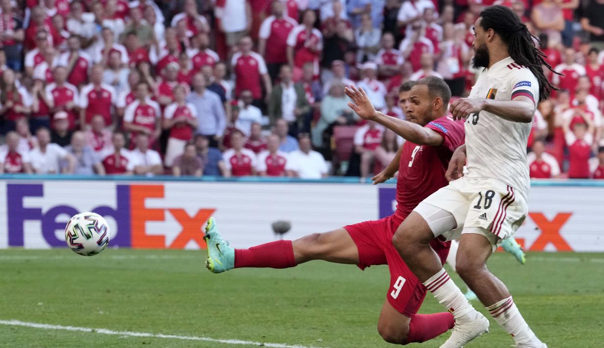 Denmark balik menekan di 10 menit akhir, Braithwaite nyaris mencetak gol di menit ke-87. Setelahnya, beberapa peluang matang Denmark menyulitkan Belgia. (Foto: AP/Pool/Martin Meissner)