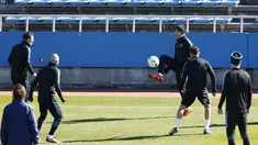 Penyerang Barcelona, Luiz Suarez (ketiga kanan) dan rekan timnya saat menghadiri sesi latihan jelang Final Piala Dunia Antar Klub melawan tim Argentina, River Plate di Yokohama, Tokyo, Jepang, (18/12). (REUTERS/Yuya Shino)