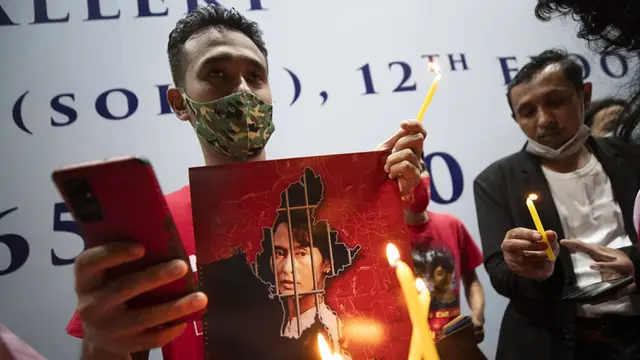 FOTO: Protes Kudeta Militer, Warga Myanmar di Thailand Bakar Gambar Jenderal Min Aung Hlaing