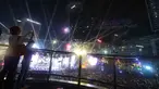 Warga mengabadikan pertunjukan drone saat perayaan malam pergantian tahun di kawasan Bundaran Hotel Indonesia, Jakarta, Rabu (31/12/2025). Untuk memeriahkan malam pergantian tahun tanpa kembang api, puluhan drone diterbangkan dan menghiasi langit Jakarta. (Kapanlagi.com/Budy Santoso)