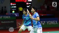 Ganda putri bulu tangkis Indonesia Apriyani Rahayu/Siti Fadia Silva Ramadhanti mengembalikan kok ke arah pebulu tangkis China Taipei Chang Ching Hui/Yang Ching Tun pada babak pertama atau 32 besar Indonesia Masters 2023 di Istora Senayan, Jakarta, Rabu (25/1/2023).Kemenangan ini membuat Apri/Fadia melaju ke babak 16 besar Indonesia Masters dan akan menghadapi wakil China Taipei lainnya, Hu Ling Fang/Lin Xiao Min. (Liputan6.com/Herman Zakharia)