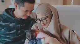 Melalui akun Instagram, Alyssa Soebandono pun masih menyembunyikan wajah anak ketiganya dari publik. Ia dan sang suami pun turut menyampaikan kebahagiaannya atas kelahiran sang buah hati.(Liputan6.com/IG/@ichasoebandono)