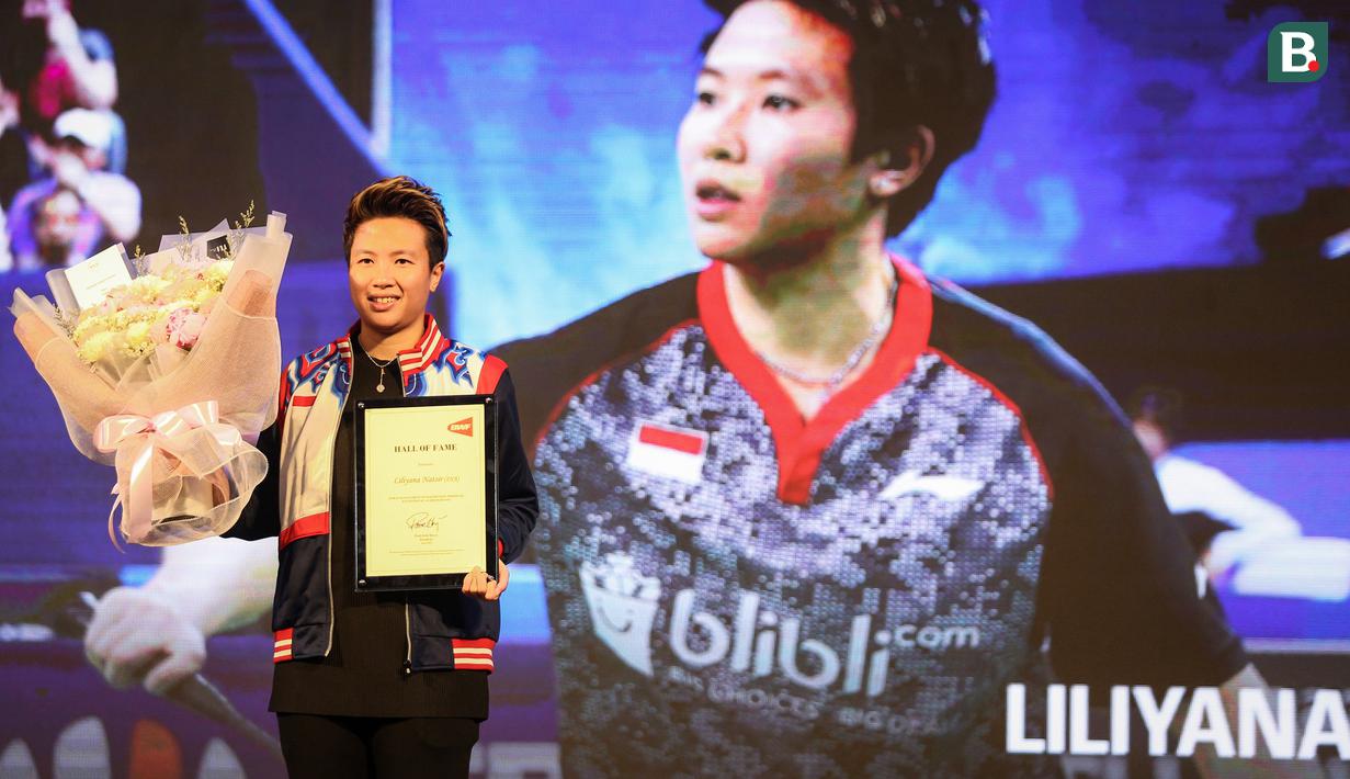 Mantan pebulu tangkis ganda campuran Indonesia, Liliyana Natsir resmi masuk dalam BWF Hall of Fame atas raihan prestasinya selama masih bermain hingga memutuskan pensiun pada 2019. Penobatan Butet, sapaan karibnya sebagai penerima gelar BWF Hall of Fame dilakukan di Istora Senayan, Jakarta, Sabtu (18/6/2022) jelang berlangsungnya laga semifinal Indonesia Open 2022. (Bola.com/Bagaskara Lazuardi)