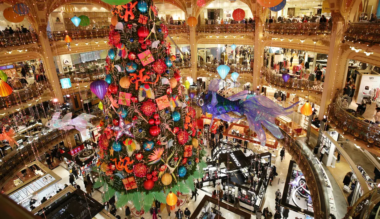 Sebuah pohon Natal raksasa terlihat di Lafayette saat hari pertama pembukaan kembali pusat perbelanjaan tersebut di Paris, Prancis, 28 November 2020. Prancis pada Sabtu (28/11) memulai tahap pertama dari tiga tahap strategi pelonggaran karantina wilayah (lockdown). (Xinhua/Gao Jing)