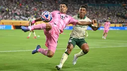 Pemain Inter Miami, Luis Suarez (kiri) berebut bola dengan pemain Palmeiras, Marcos Rocha dalam laga Grup A Piala Dunia Antarklub 2025 di Hard Rock stadium, Miami, Amerika Serikat, Selasa (24/06/2025) WIB. (AFP/Patricia De Melo Moreira)