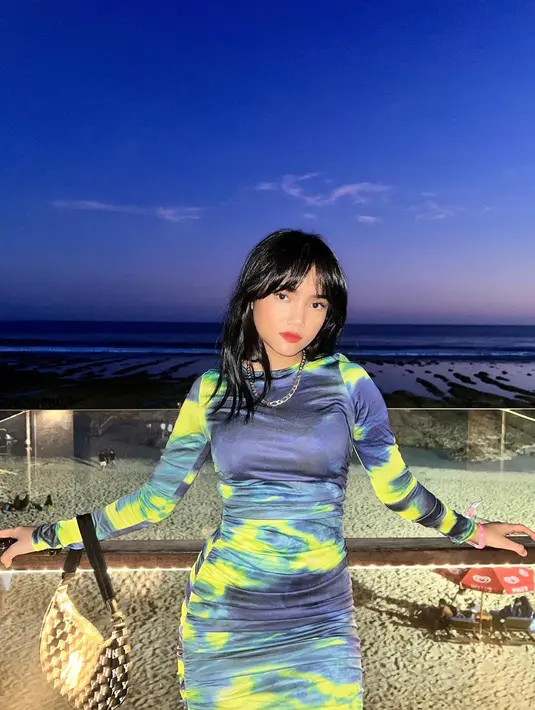 Ikut liburan bareng keluarga Raffi Ahmad-Nagita Slavina, Fuji begitu memesona dibalut tie dye dress. [Foto: IG/fuji_an].