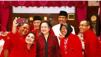 Gus Ipul dan Puti Guntur Soekarno foto bersama Megawati Soekarnoputri (Liputan6.com/Dian Kurniawan)
