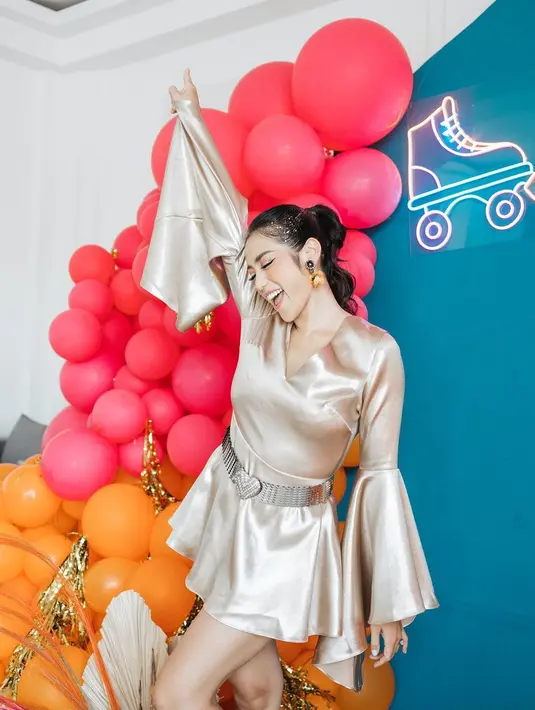 <p>Sedangkan untuk acara indoor, dress dengan bahan satin lebih sempurna. Pilihan ini akan memberi kesan mewah yang elegan. [Instagram/inijedar]</p>