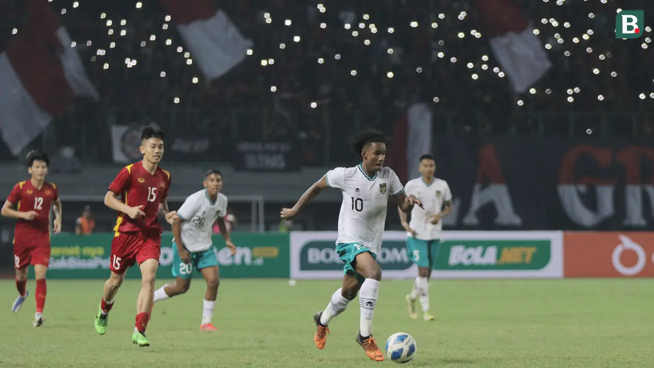Foto: Aksi Dansa Marselino Ferdinan dan Ronaldo Kwateh Yang Membuat Vietnam Kerepotan
