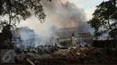 Kepulan asap tebal membumbung ke udara saat kebakaran di kawasan padat penduduk Bukit Duri, Jakarta, Kamis (24/12). Kebakaran yang menghanguskan sekitar 70 petak rumah itu masih dalam penyelidikan pihak terkait. (Liputan6.com/Helmi Afandi)