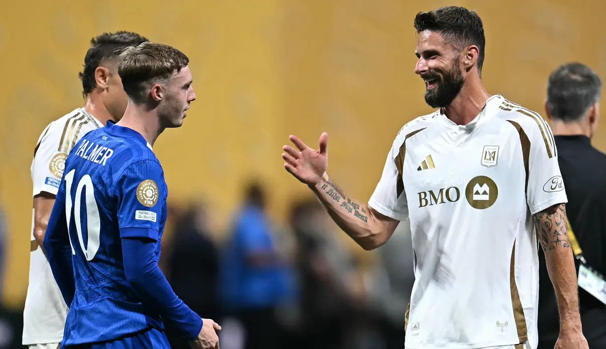 Pemain LAFC, Olivier Giroud (kanan) menyalami pemain Chlesea, Cole Palmer setelah pertandingan Grup D Piala Dunia Antarklub 2025 di Mercedes Benz Stadium, Atlanta, Amerika Serikat, Selasa (17/06/2025) WIB. (AFP/Paul Ellis)