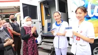 Menaker Ida Fauziyah kembali secara simbolis memberikan BSU kepada 13 pekerja dari total 781 tenaga kesehatan (nakes) di Rumah Sakit (RS) St. Elizabeth, kota Semarang