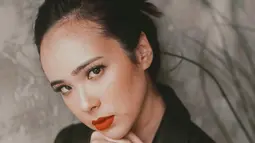 Tak hanya berkesan gemas, Pamela juga bisa memadukan gaya rambut cepol dengan riasan bold. Penampilannya pada foto ini terkesan fierce dengan jaket kulit hitamnya.  (Liputan6.com/IG/@pammybowie)