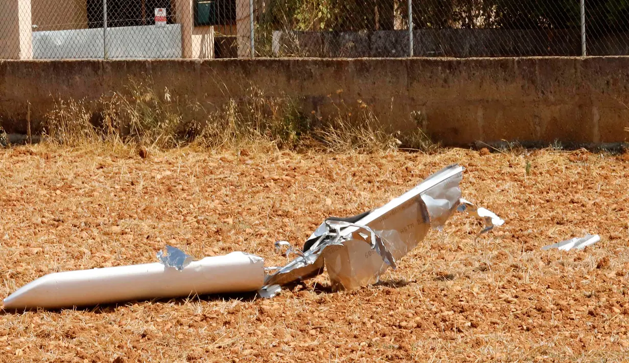 Puing-puing setelah helikopter dan pesawat kecil tabrakan terlihat di sebuah lapangan dekat Inca, Pulau Mallorca, Spanyol, Minggu (26/8/2019). Tabrakan udara terjadi antara helikopter dan pesawat terbang amatir. (STRINGER / AFP)