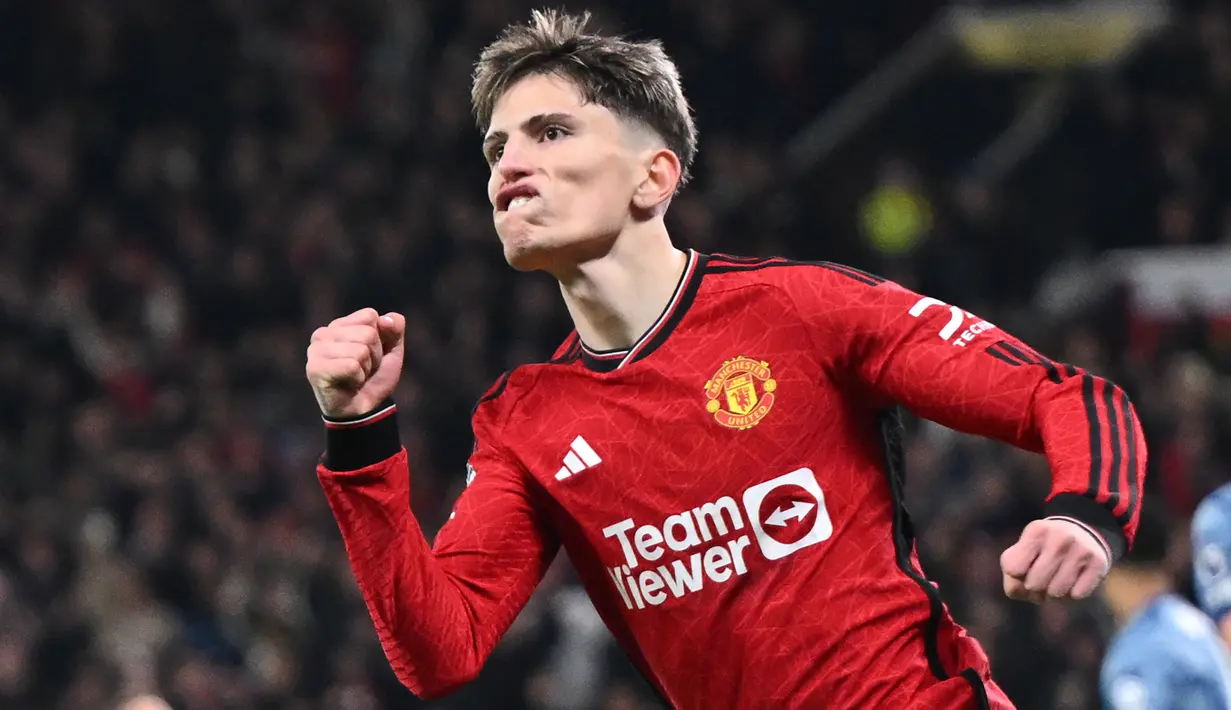 Alejandro Garnacho, sayap kiri Argentina berusia 19 tahun ini dipromosikan dari tim U-21 Manchester United ke tim senior sejak awal musim 2022/2023. Pada musim 2023/2024 ia telah mencetak 3 gol dan 2 assist bagi MU dari 20 laga di Premier League. (AFP/Oli Scarff)