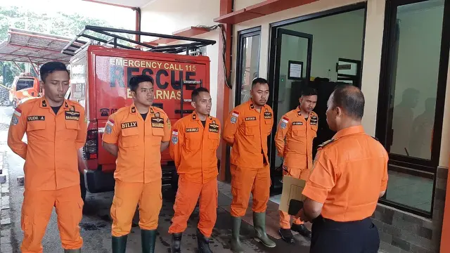Petugas SAR Bandung bersiap diberangkatkan ke lokasi longsor di Desa Sukamaju, Kecamatan Talegong, Kabupaten Garut, Jawa Barat.