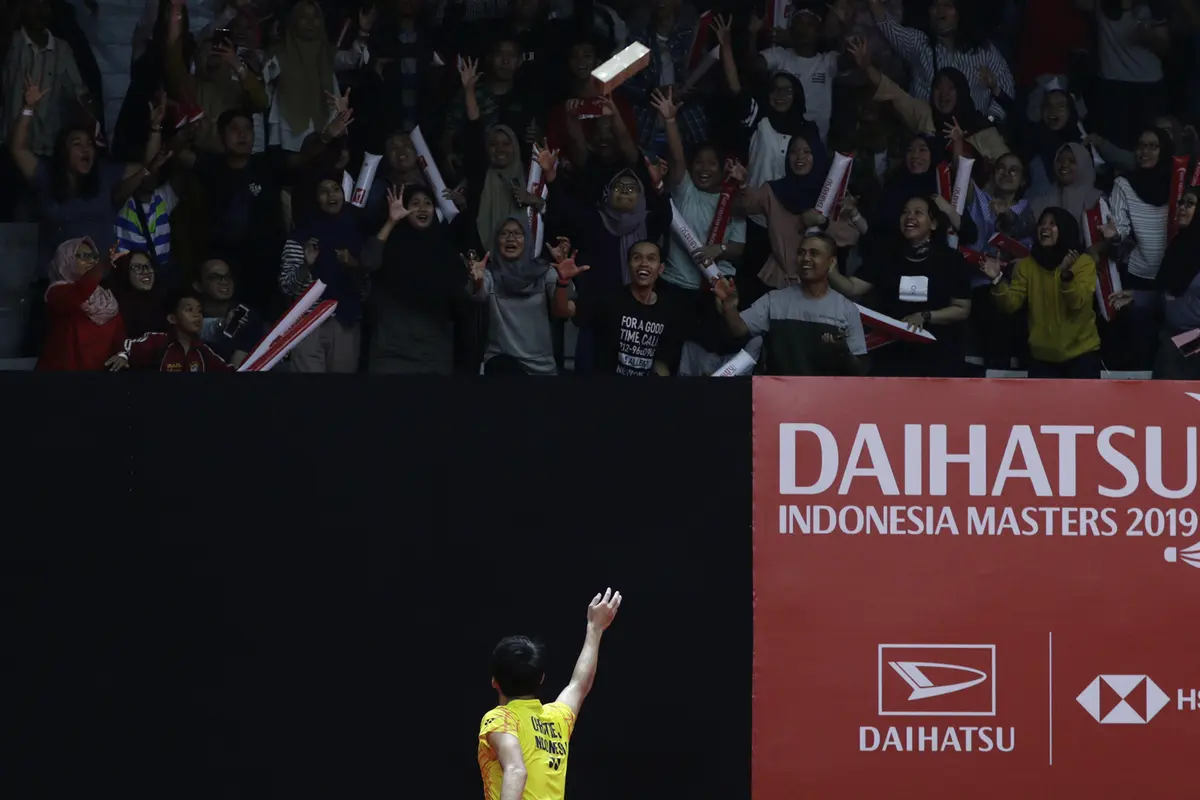 Tunggal putra Indonesia, Jonatan Christie, menyapa supporter usai mengalahkan tunggal India. (Bola.com/Yoppy Renato)