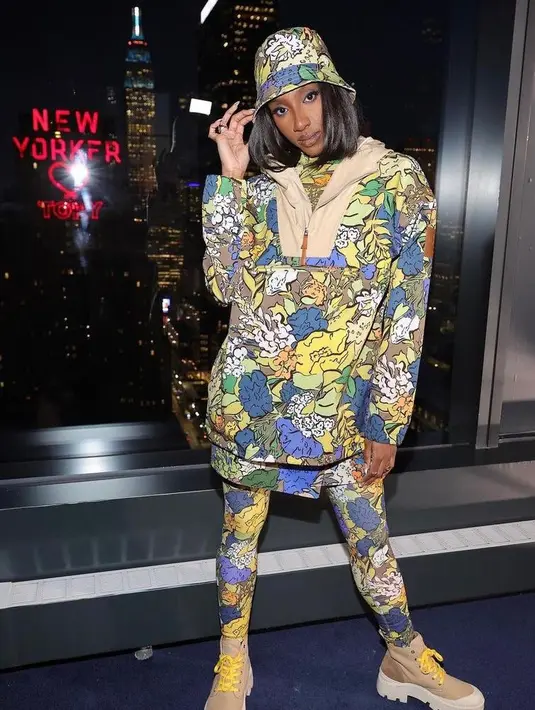 Komedian Ziwe Fumodoh tampil nyentrik berbalut pullover jacket, leggings, dan bucket hats motif senada di Tory Burch FW 22. (Instagram/toryburch).