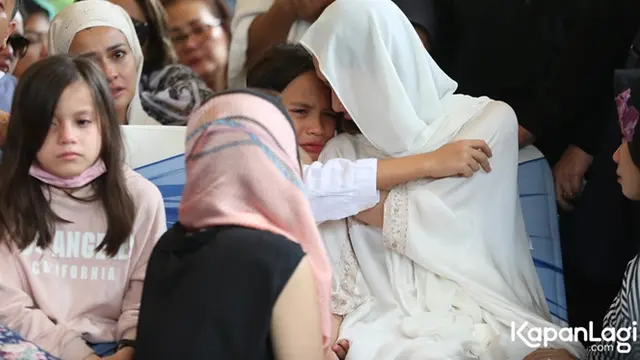 6 Potret Noah Sinclair di Pemakaman Sang Ayah, Sempat Tegar Hingga Tangisnya Pecah
