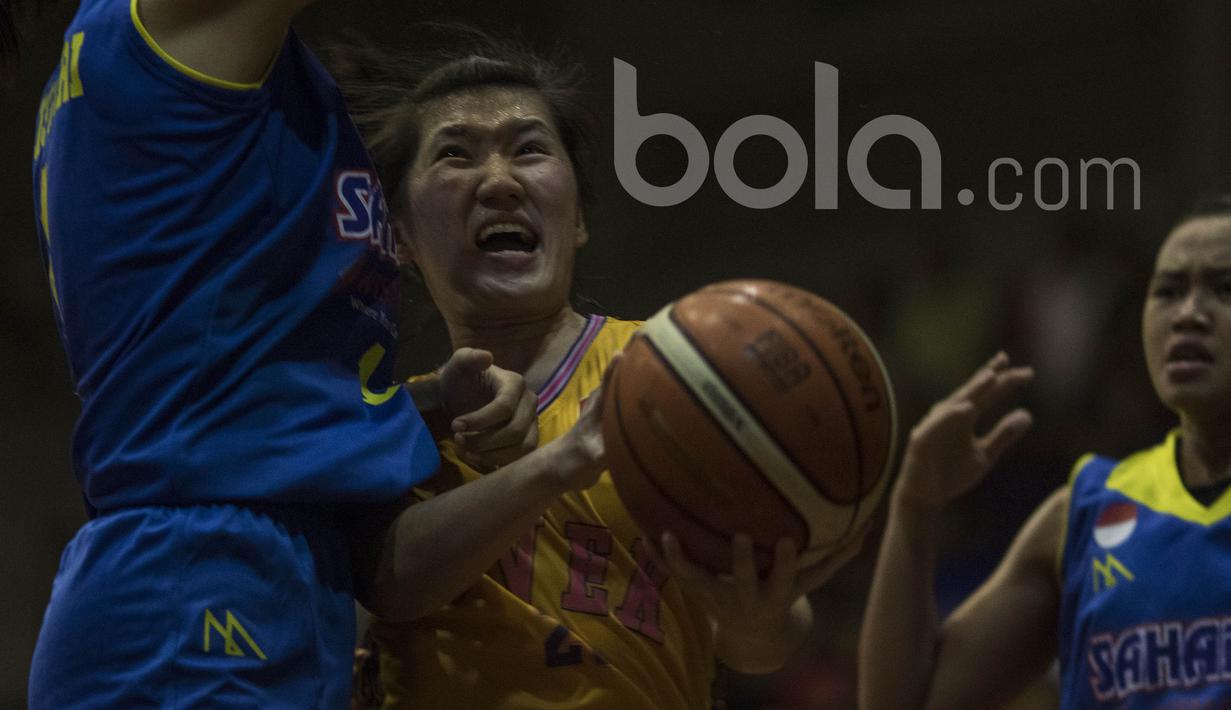 Pebasket Surabaya Fever, Henny Sutjiono, dihadang pebasket Sahabat Semarang pada final Sahabat Cup 2017 di GOR Sahabat, Semarang, Sabtu (22/4/2017). Sahabat kalah 61-71 dari Fever. (Bola.com/Vitalis Yogi Trisna)