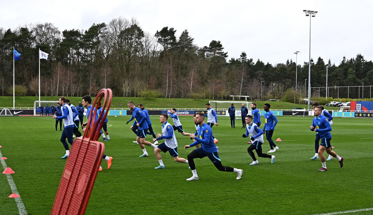 Para pemain Inggris melakukan pemanasan selama sesi latihan tim di St George's Park di Burton-on-Trent, Inggris tengah, pada 21 Maret 2023. (AFP/Paul Ellis)
