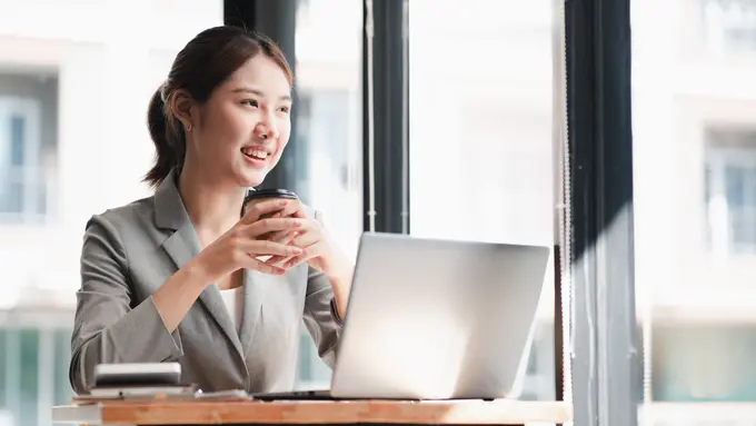 wanita februari aura positif