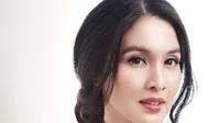 Gaya makeup andalan brand ambassador Disney ini adalah nude makeup dengan sentuhan lipstik cokelat natural dan rias mata yang on fleek. Sandra juga membaurkan warna peachy di apple of the cheek agar mendapat rona segar nan alami pada kulit.(Liputan6.com/IG/@sandradewi88)