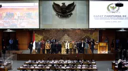 DPR mengesahkan nama tujuh komisioner KPU dan lima komisioner Bawaslu periode 2017-2022 dalam rapat paripurna di kompleks parlemen, Senayan, Jakarta, Kamis (6/4). Rapat paripurna ini dipimpin Wakil Ketua DPR, Taufik Kurniawan. (Liputan6.com/Johan Tallo)